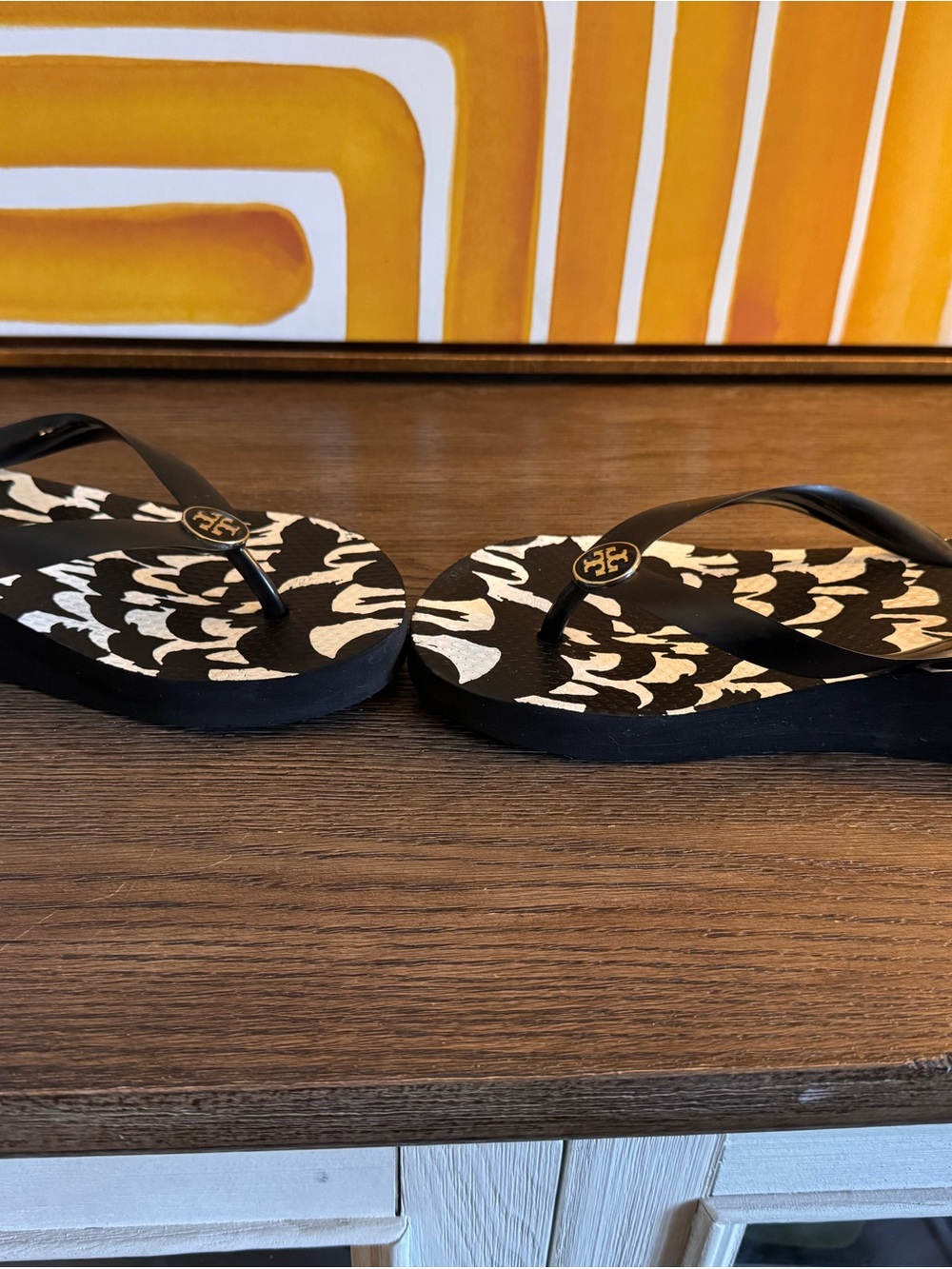 Tory Burch Black & White Patterned Logo Thong Sandals - Picture 4 of 8